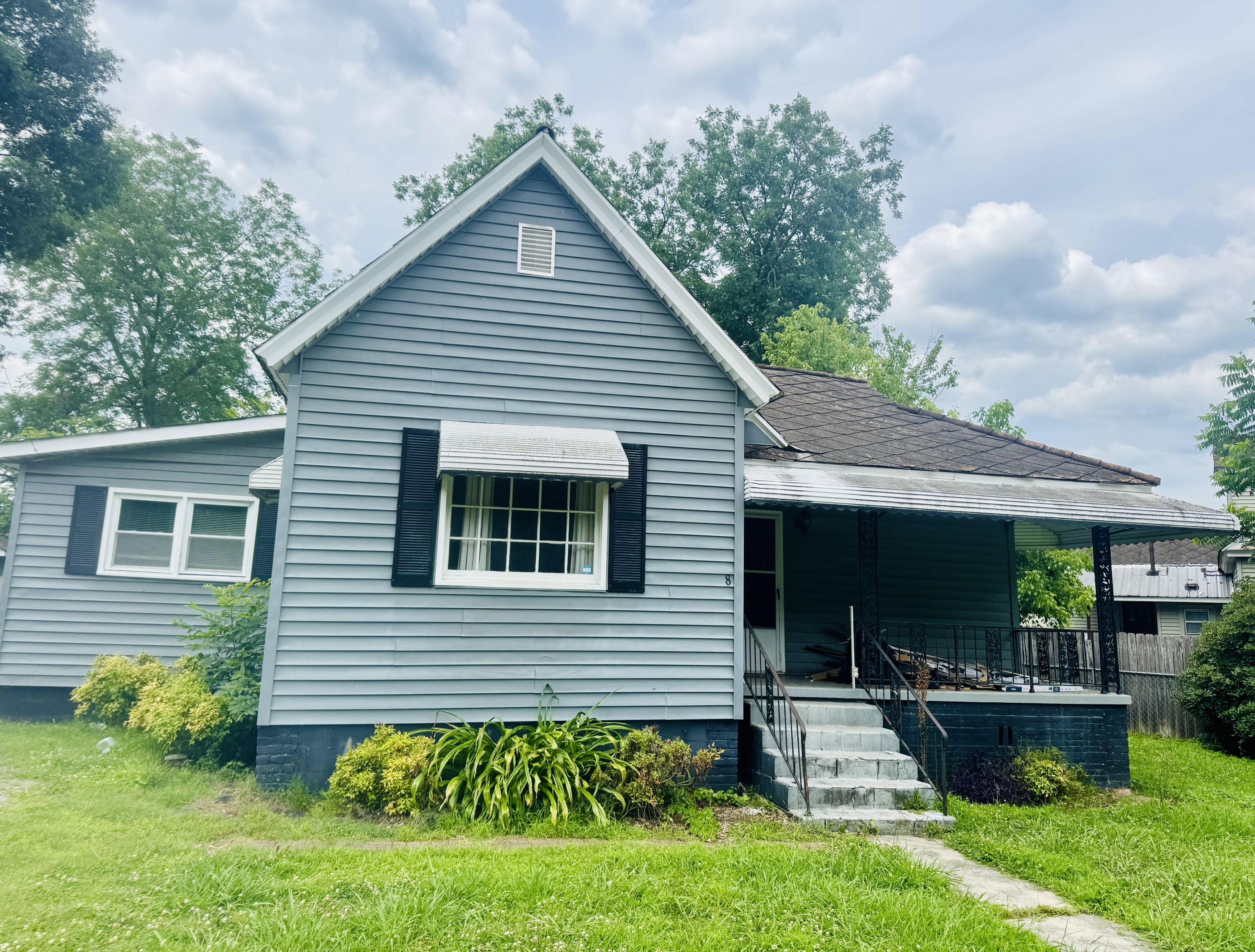 8 Lakefront Avenue